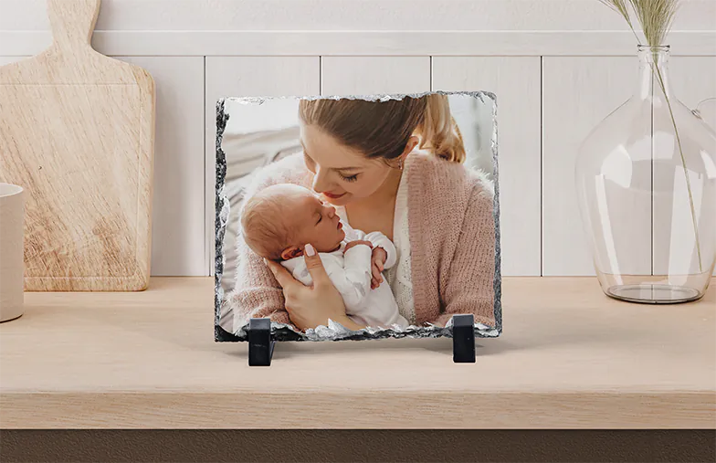 Ardesia Fotografica in Pietra|Ardesia in pietra con foto di famiglia|vista laterale dell'ardesia in pietra con bambino, mamma e papà|due giovani stampati su una pietra|Regalo personalizzato Pietra con immagine stampata