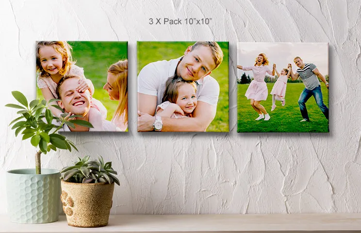 Pannelli Espositivi di Foto su Tela di Printerpix|Tre tele fotografiche quadrate di Printerpix su una parete del soggiorno con foto di famiglia e bambini|Uomo e donna che appendono una tela fotografica con una foto delle vacanze|Donna che appende tre tele fotografiche di famiglia in bianco e nero|Mamma e quattro bambini piccoli seduti sul divano davanti a quattro tele fotografiche|Coppia davanti a una parete blu con nove tele fotografiche quadrate