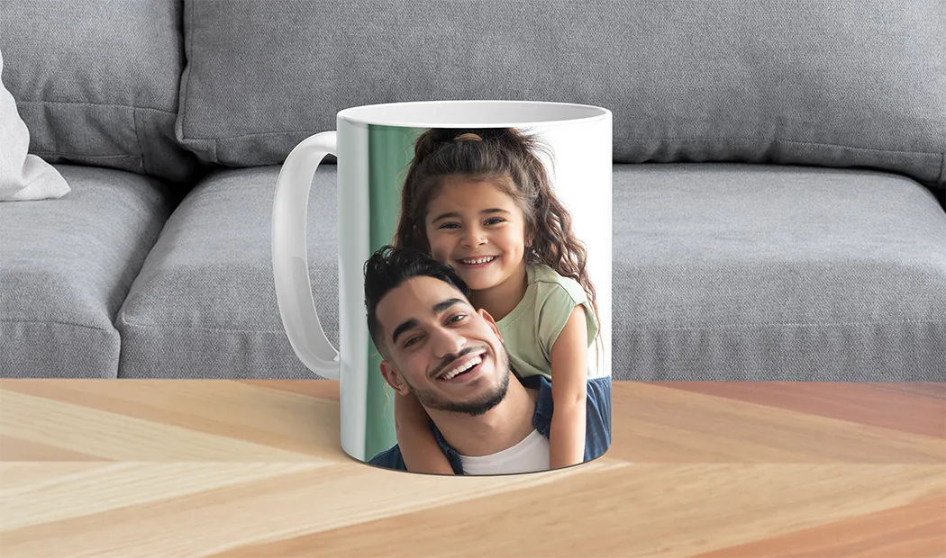 Mamma e bambino che tengono una tazza personalizzata con design a cartone animato di Printerpix con testo per papà