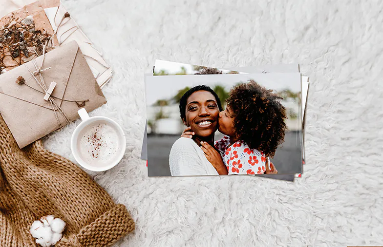 Stampa di foto da Printerpix|Pila di stampe fotografiche personalizzate dal servizio di stampa fotografica online di Printerpix|Stampe fotografiche piccole, medie e grandi sul tavolo dal telefono cellulare|Stampe fotografiche|Mani che tengono una stampa fotografica di tre bambini in vacanza|Gamma di dimensioni di stampe fotografiche online di foto scattate da telefono cellulare della famiglia