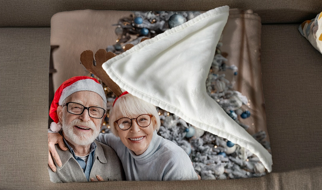 Coperta Fotografica Tocco di Vison da Printerpix|Coperte Personalizzate|Grande coperta fotografica su letto matrimoniale con foto di ragazza|Immagine della coperta fotografica con confronto delle dimensioni|Immagine collage in bianco e nero della coperta fotografica
