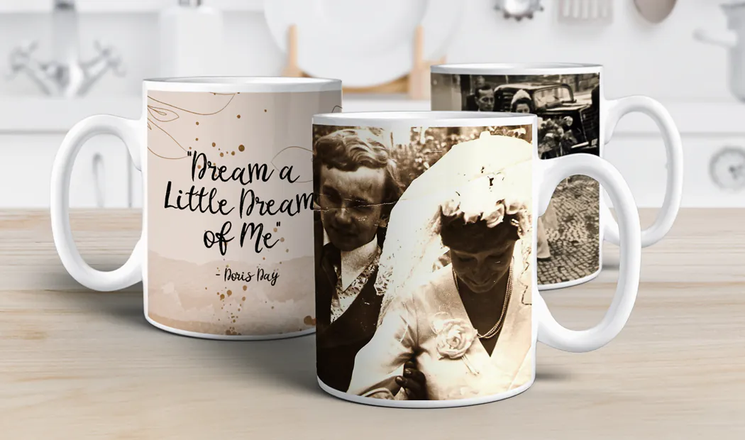 Tazze Foto Personalizzate da Printerpix|Mamma e bambino che tengono una tazza personalizzata con design a cartone animato di Printerpix con testo per papà|Tazza foto personalizzata con immagine di bambino che gattona indossando una tutina da animale|Mamma e figlia che tengono tazze foto personalizzate con foto di famiglia|Coppia che si bacia con tazze personalizzate con testo|Tazza foto personalizzata con la tua foto di un cane