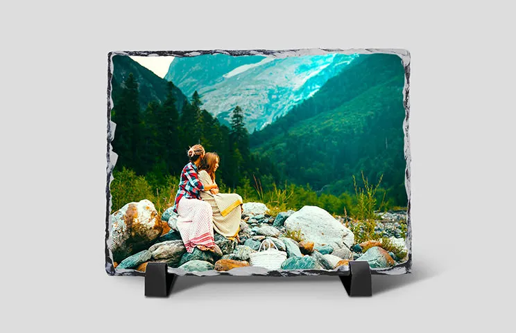 Ardesia Fotografica in Pietra|Ardesia in pietra con foto di famiglia|vista laterale dell'ardesia in pietra con bambino, mamma e papà|due giovani stampati su una pietra|Regalo personalizzato Pietra con immagine stampata