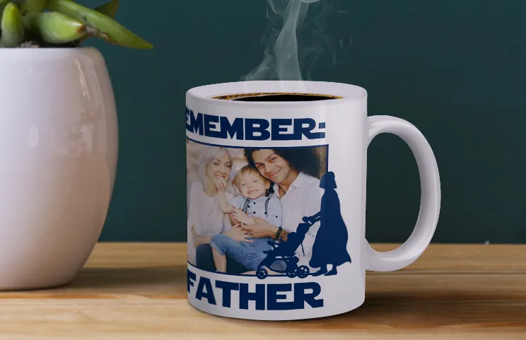 Tazze collage di foto di Printerpix|Tazza personalizzata con collage di foto della coppia e del loro bambino di Printerpix|Primo piano di tazza fotografica personalizzata con un collage di foto di famiglia e testo|Primo piano di tazza con collage di foto di una giovane coppia|Ragazza che tiene una tazza con design collage di foto di coppia|Due tazze fotografiche personalizzate con immagini e testo a tema romantico e familiare