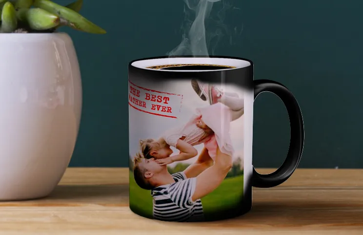 Tazza magica personalizzata di Printerpix che cambia colore con il calore con foto personalizzata di un bambino rivelata|Tazza magica personalizzata di Printerpix che cambia colore con il calore con foto personalizzata di un bambino rivelata|Ragazzo che tiene una tazza magica personalizzata con la sua foto|Tazza magica con foto di gatto mentre si versa il tè sulla scrivania|Coppia che tiene due tazze magiche che cambiano colore con testo personalizzato di Printerpix|Tazza magica personalizzata con foto rivelata di una giovane donna