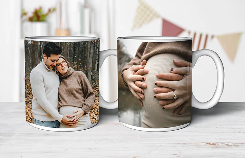 Tazze Foto Personalizzate da Printerpix|Mamma e bambino che tengono una tazza personalizzata con design a cartone animato di Printerpix con testo per papà|Tazza foto personalizzata con immagine di bambino che gattona indossando una tutina da animale|Mamma e figlia che tengono tazze foto personalizzate con foto di famiglia|Coppia che si bacia con tazze personalizzate con testo|Tazza foto personalizzata con la tua foto di un cane