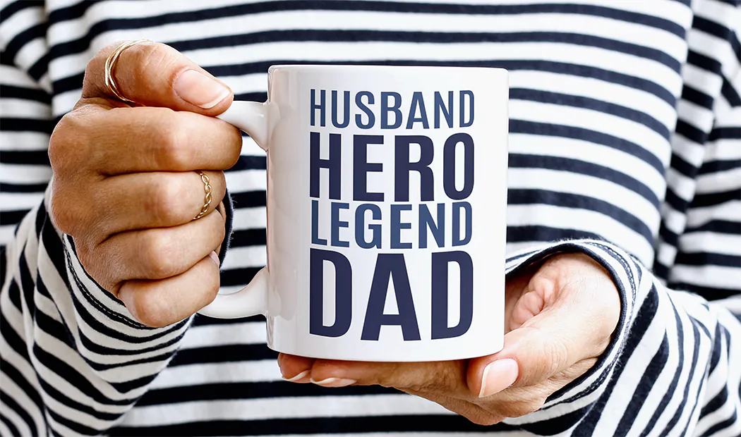 Tazze Foto Personalizzate da Printerpix|Mamma e bambino che tengono una tazza personalizzata con design a cartone animato di Printerpix con testo per papà|Tazza foto personalizzata con immagine di bambino che gattona indossando una tutina da animale|Mamma e figlia che tengono tazze foto personalizzate con foto di famiglia|Coppia che si bacia con tazze personalizzate con testo|Tazza foto personalizzata con la tua foto di un cane|||||