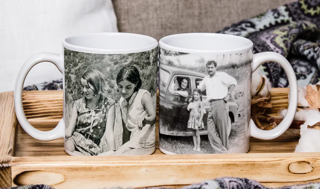 Tazza foto personalizzata con immagine di bambino che gattona indossando una tutina da animale
