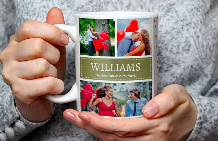 Primo piano di tazza fotografica personalizzata con un collage di foto di famiglia e testo