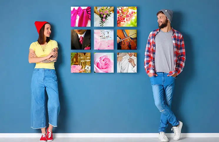 Coppia davanti a una parete blu con nove tele fotografiche quadrate
